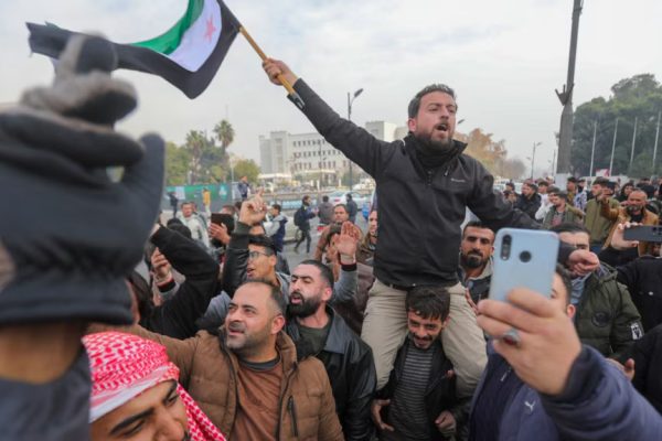 source : Voa Indonesia https://www.voaindonesia.com/a/warga-suriah-rayakan-kemenangan-atas-runtuhnya-pemerintahan-assad-/7891744.html